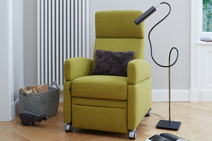 Zum Beispiel als Hilfsmittel bei Demenz - unser Pflegesessel VIANDOpflege®