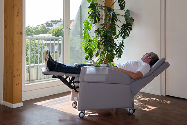 Reha-Sessel / Seniorensessel: Extra lange Beinauflage, Füße werden gestützt, Positionierung der Beine und Füße über dem Becken (0-Lage / Herz-Waage-Position)