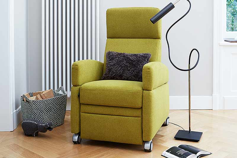 Aufstehsessel mit 2 Motoren für die Aufstehhilfe und Rollen für die Umplatzierung