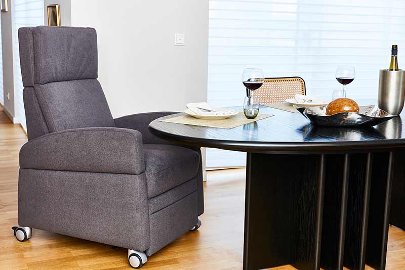 Aufstehsessel mit Rollen und Aufstehhilfe: Mobil in der Tagesklinik, Seniorenheim und zuhause