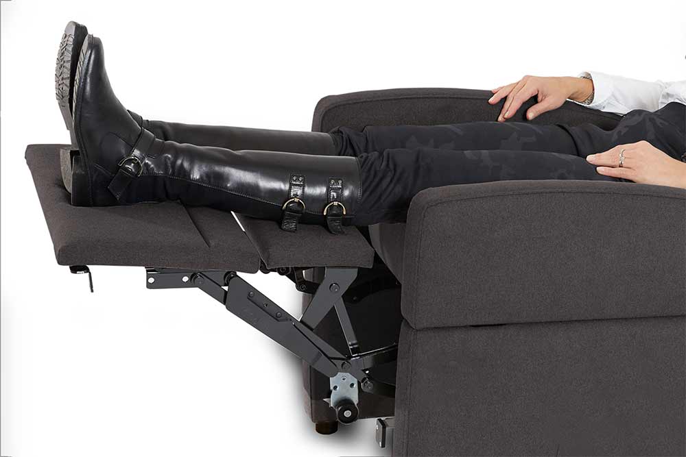 Aufstehsessel mit extra lange Beinauflage / Beinablage. Die Füße liegen auf der Auflage anstatt abzuknicken.