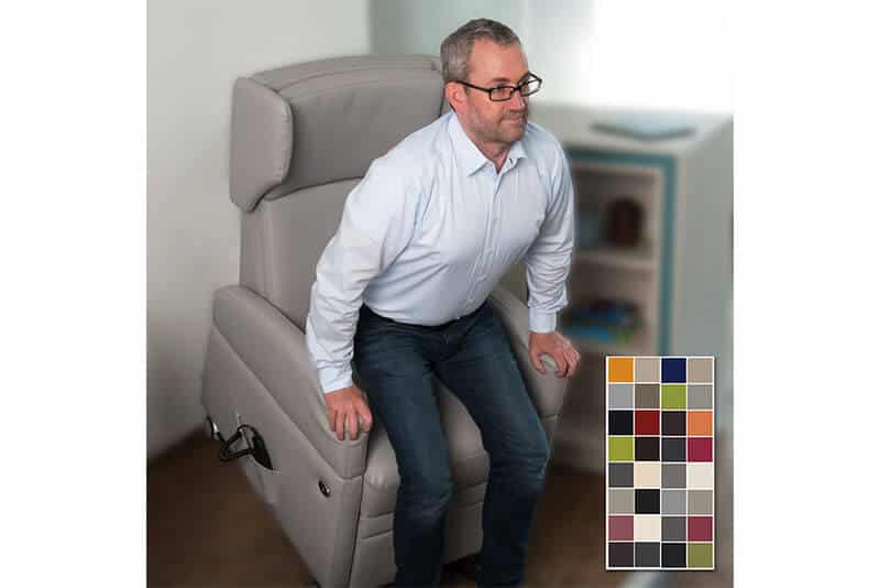 Aufstehen mit Aufstehilfe des Pflegesessels