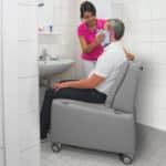 Pflegemaßnahmen - leichter Zugang zum Patient durch abnehmbare Armlehnen / Kopfstützen