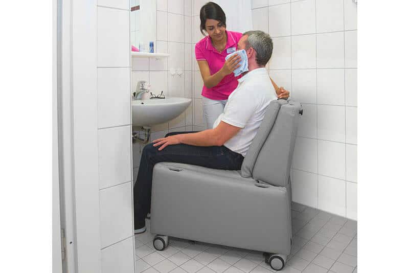 Pflegemaßnahmen - leichter Zugang zum Patient durch abnehmbare Armlehnen / Kopfstützen