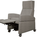VIANDOpflege® -Pflegesessel mit verstellbarer Beinauflage