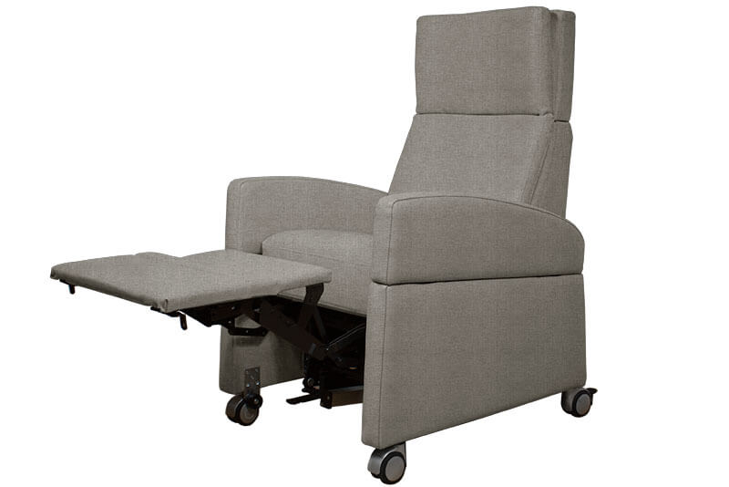 VIANDOpflege® -Pflegesessel mit verstellbarer Beinauflage