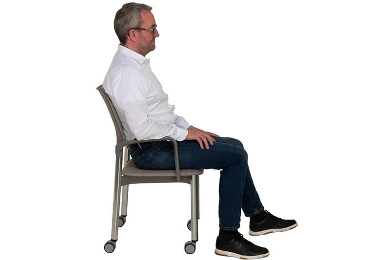 Proportionen - Trippelstuhl gepolstert mit Armlehnen und Rollen