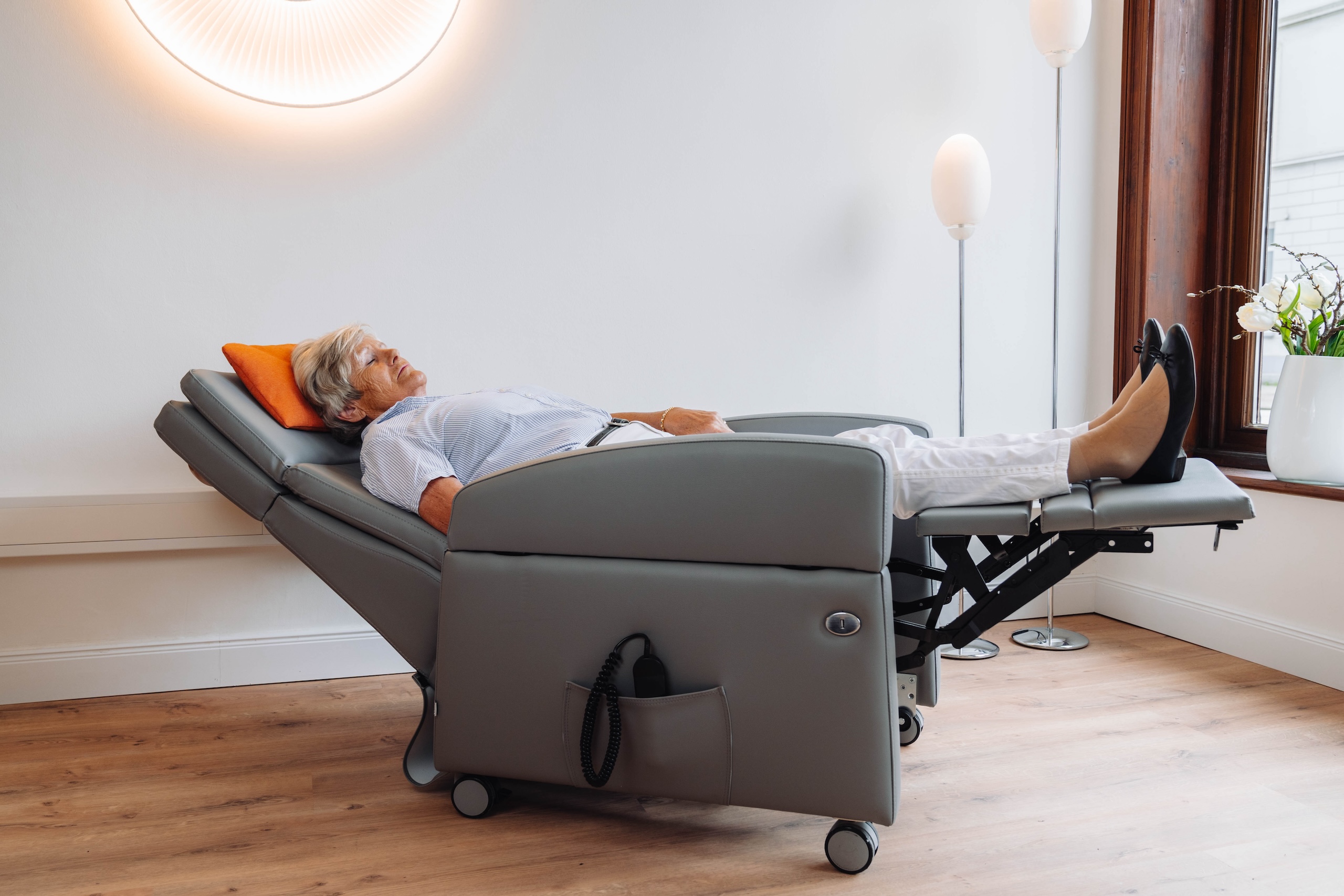 Hochwertiger und bequemer Aufstehsessel mit Liegefunktion elektrisch